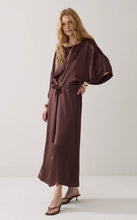 Load image into Gallery viewer, Summum Silky Dress Chocolate
