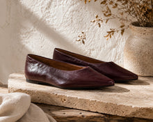 Load image into Gallery viewer, Pointed Ballerina Pumps Burgundy
