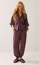 Load image into Gallery viewer, Summum Silky Deep Fig Top
