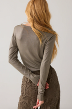Load image into Gallery viewer, Summum Longsleeved Fluid Top
