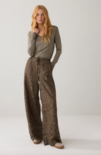 Load image into Gallery viewer, Summum Longsleeved Fluid Top
