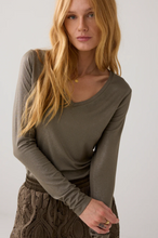 Load image into Gallery viewer, Summum Longsleeved Fluid Top
