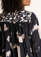 Load image into Gallery viewer, Faye Printed Shirt
