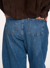 Load image into Gallery viewer, MEW Remmie Barrel Jeans Blue
