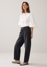 Load image into Gallery viewer, Summum Cocoon Fit Black Cotton Jeans
