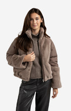 Load image into Gallery viewer, Short teddy jacket with padded sleeves
