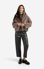 Load image into Gallery viewer, Short teddy jacket with padded sleeves - Type: lookbook
